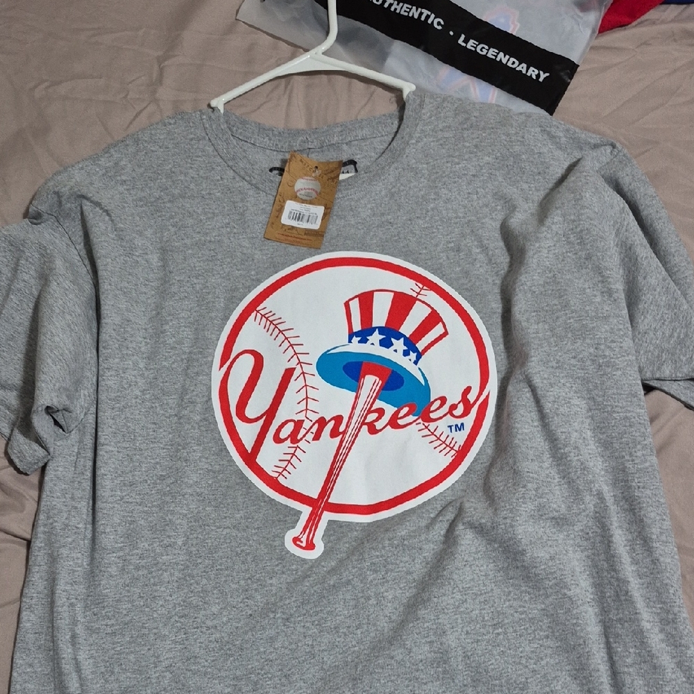 Mitchell & Ness Gray Yankees Logo Tee with Red Accent